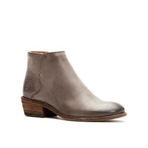 Frye Carson Piping booties. Color: graphite